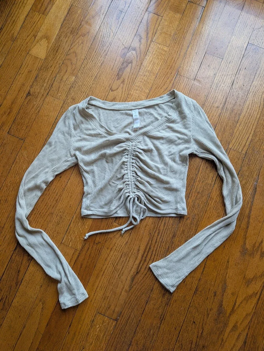 NWOT Alo Yoga Ribbed Cinch Cropped Long Sleeve Top in California Sand Size Small